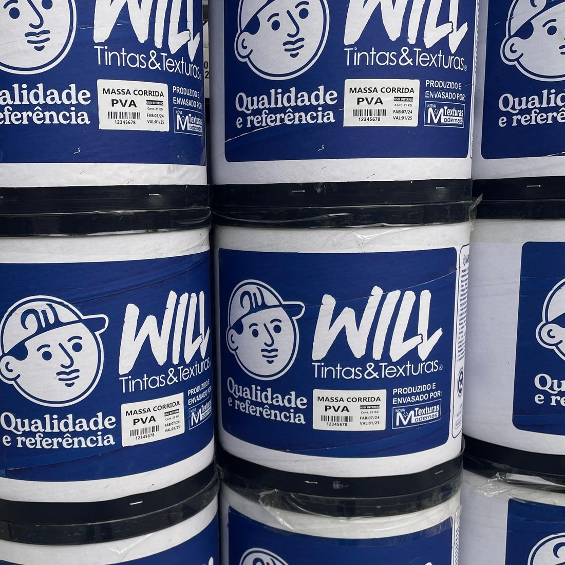 Barricas de Massa Corrida PVA da Will empilhadas, com o rótulo azul e o nome do produto legíveis