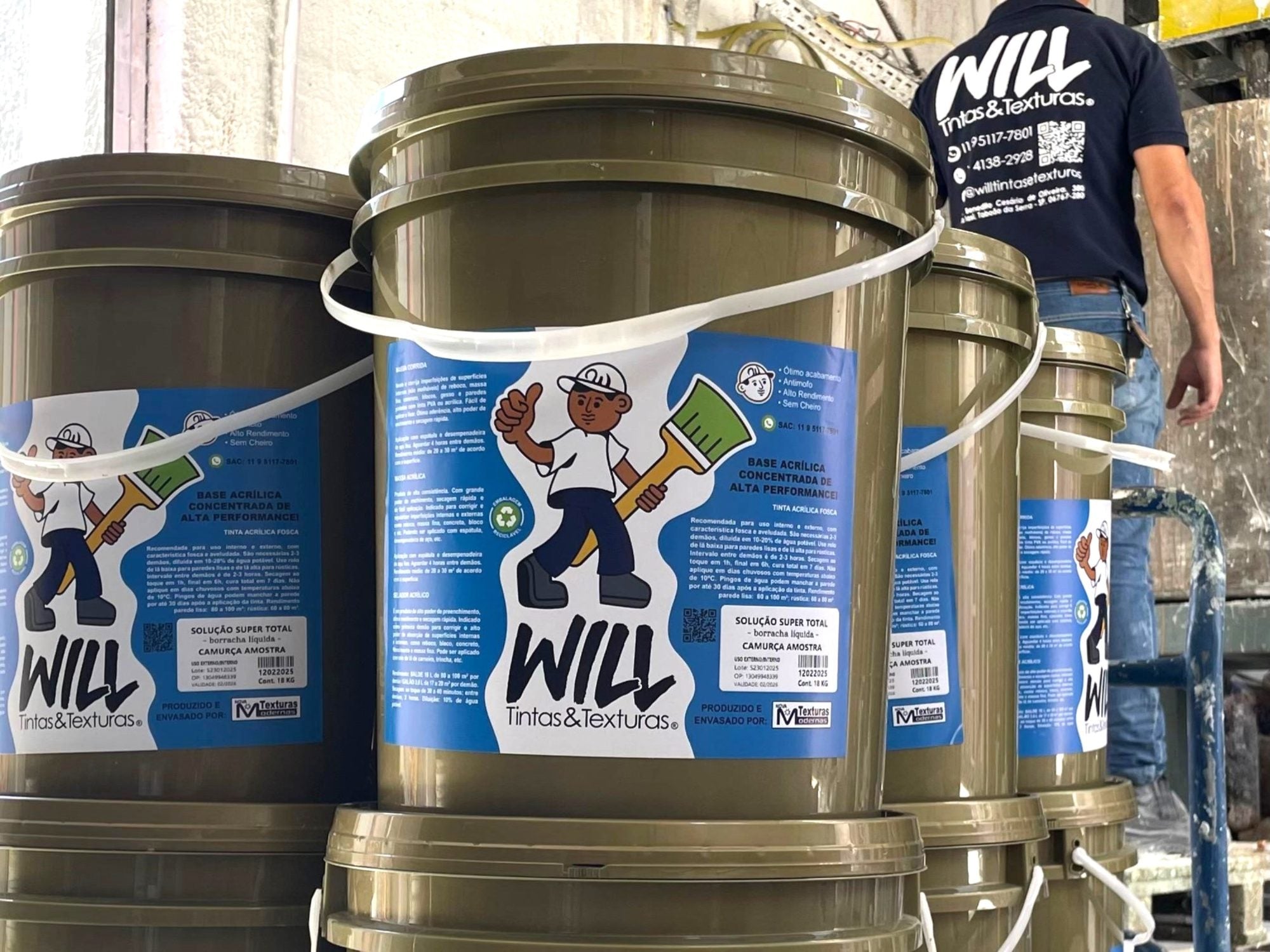 Seis baldes de Massa Corrida com rótulo da Will empilhados no galpão da fábrica